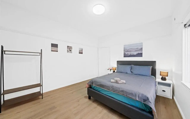 Burwood Lovely 2-bedroom Unit with Free parking