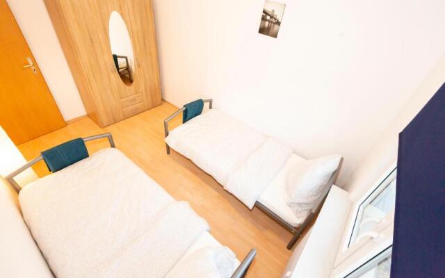 AVR Apartment HOF 11