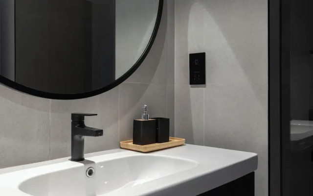 Waves - Stylish 13th-Floor Studio with Top-Notch Amenities