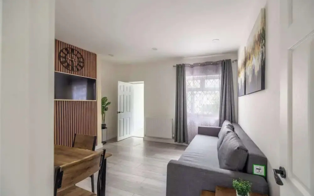 3bedroom 2 Bathroom House-free Parking 5 Beds