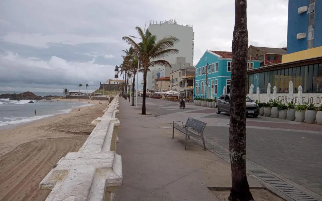Flat no Farol da Barra 129