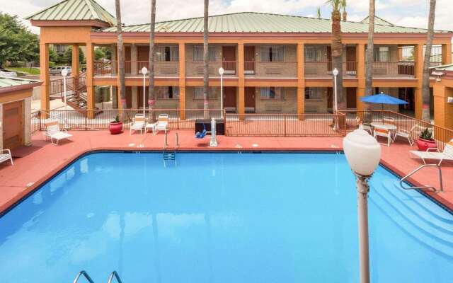 Econo Lodge Inn & Suites Eagle Pass