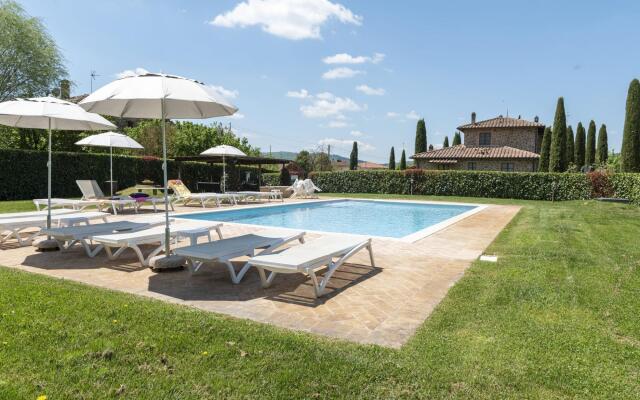 Spacious Cottage in Lucignano with Garden