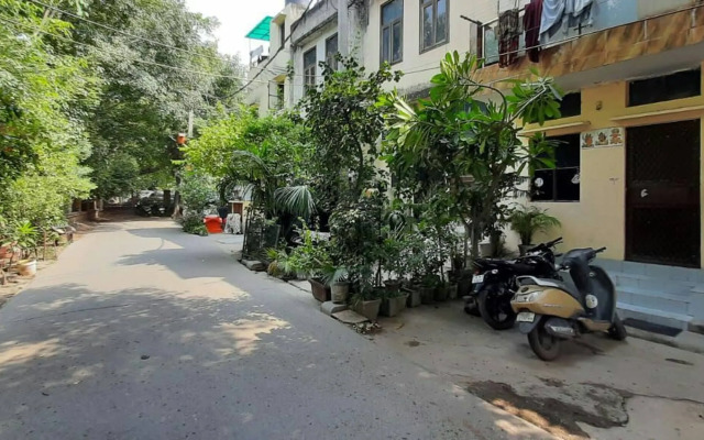 Room in Guest Room - Aggarwal Guest House In Cream Location 92,121,74700