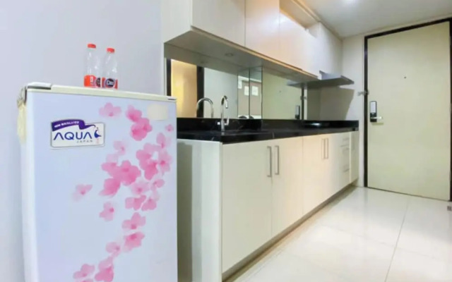 Good Homey Studio Apartment At Warhol (W/R) Residences