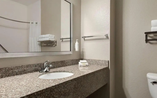 Days Inn & Suites Prattville-Montgomery