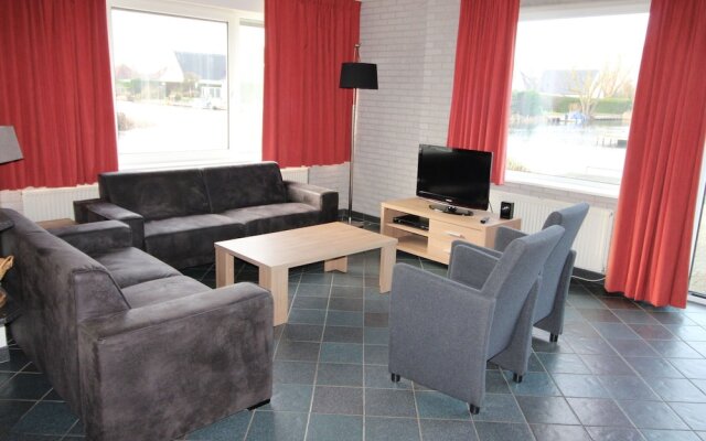 Tidy Bungalow With Dishwasher, Close to the Water
