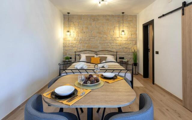 TEONA Luxury Studio Apartment with jacuzzi and terrace sea view