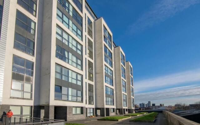 Modern 2 bed apartment, next to Hydro and SECC!