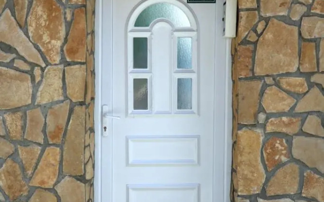 Modern&Cozy Bosnian house with GARDEN+FREE parking