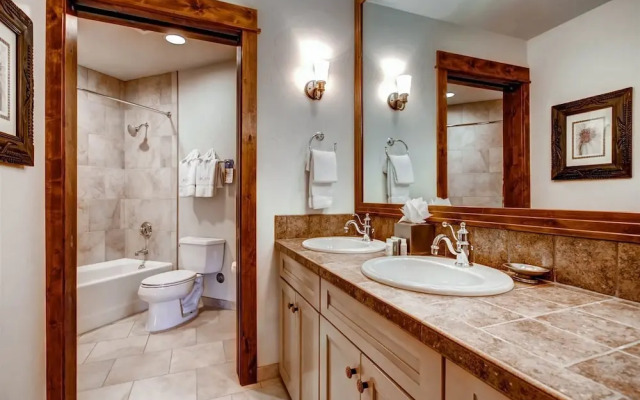 Luxury 3 Bedroom Ski in, Ski Out Mountain Vacation Rental Just Steps from the Snowflake Ski Lift