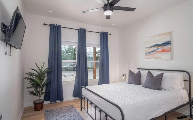 Vibrant 4br/3ba Oasis Near Happy Downtown!
