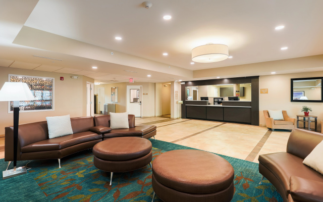 Candlewood Suites Lenexa - Overland Park Area
