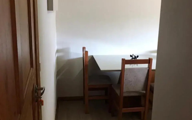 Kit-net à 250 metros da Praia de Mariscal