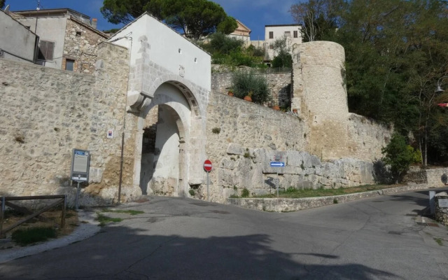 SCAPPO IN UMBRIA, Porta Leone