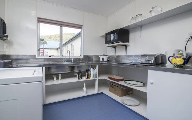 Piwaka Lodge and Backpackers