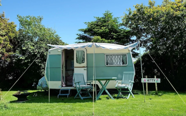 Kitty Unique 60s Caravan set in Pretty Garden