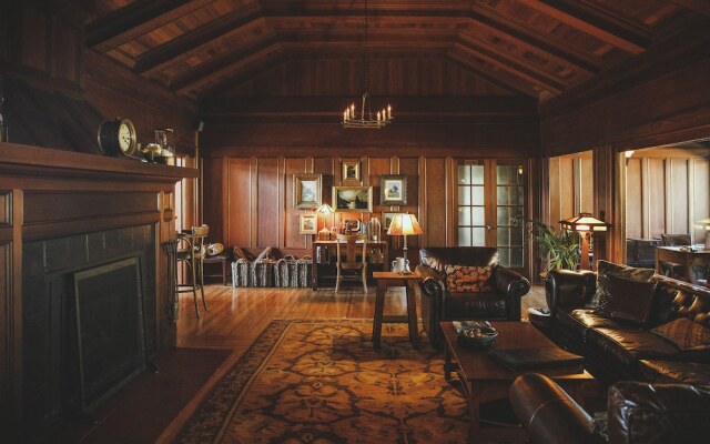 The Harbor House Inn