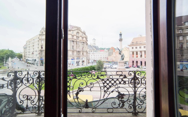 Miskevycha Square 5a Apartment- view of the center of Lviv with a balcony