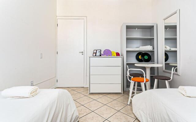 Apto com sacada e churrasq 260m Praia Brava COI302