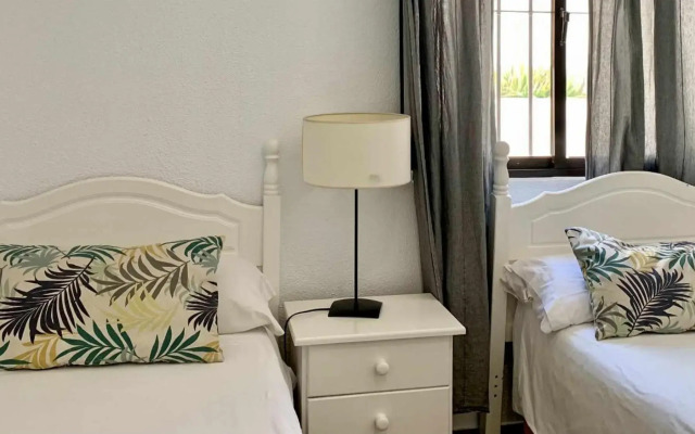 Apartamento F1 Urb Las Cañas