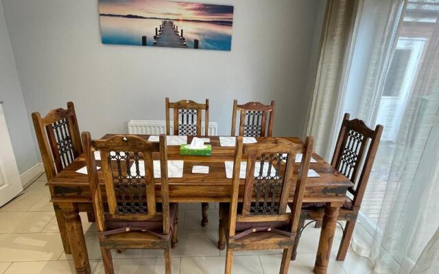 Holiday Home In Cardiff, Sleeps 8
