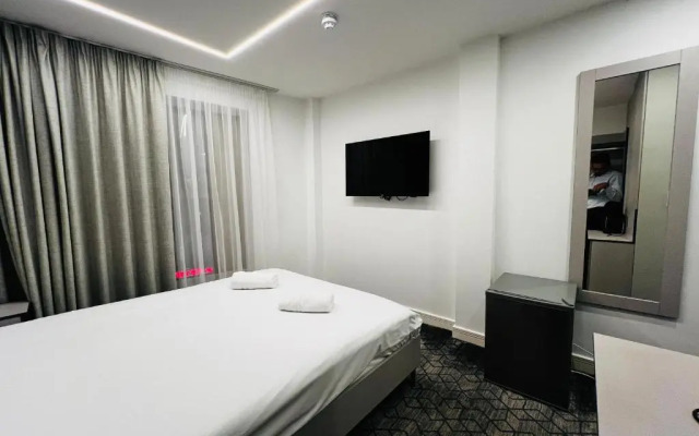 Ilford Grand Hotel