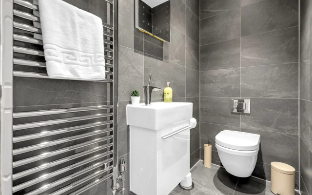 2 Bedroom Service Apt in Artillery Lane