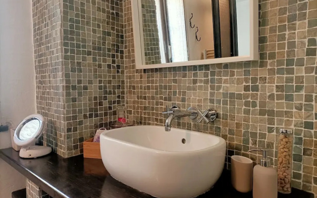 Delle Erbe The Nightlife