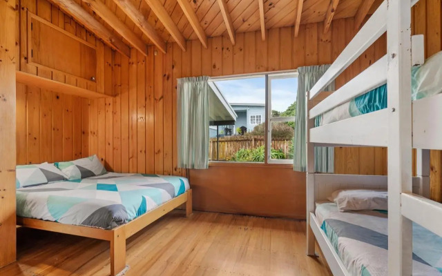 Queenie - Waikanae Beach Holiday Home