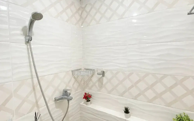 White Accent 1Br Near Mall At Bassura City Apartment