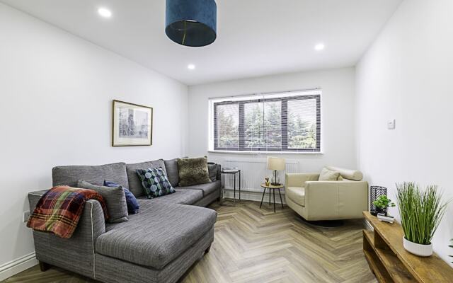 Spacious and Beautiful Apartment In Hanwell