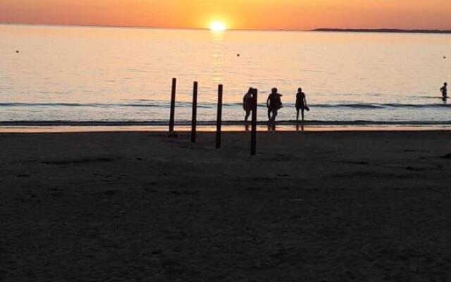 Maison et grande terrasse face mer