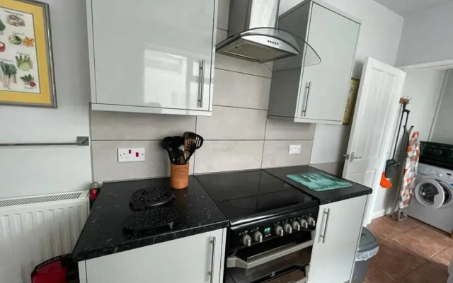 Beautiful 4 Bed House - Great Central Location - Wolverhampton