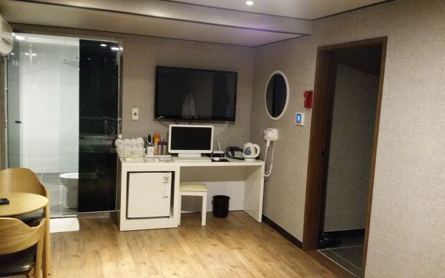 Hotel The May