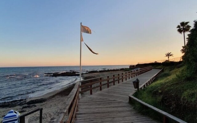 Modern Studio Apartment, Sea and Garden Views