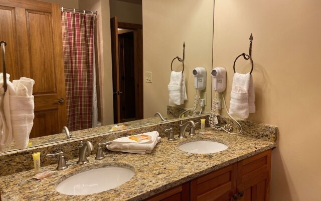 2296 Red Hawk Lodge 2 Bedroom Condo by RedAwning