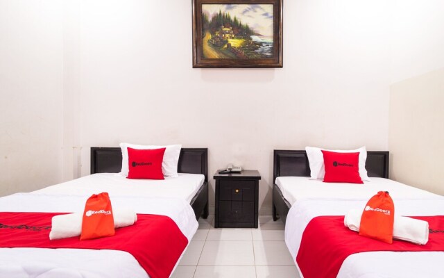 RedDoorz @ Phan Huy Ich Street