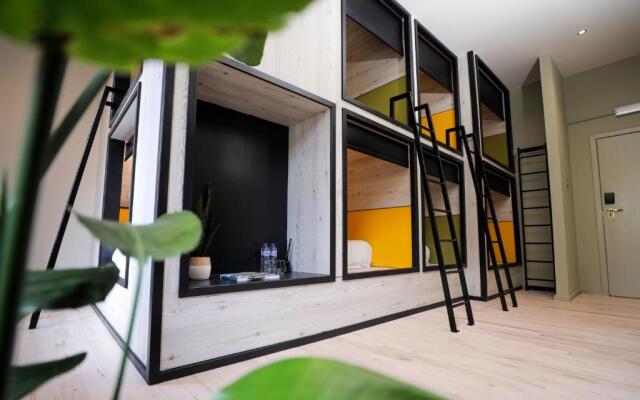 Revolver - Hostel