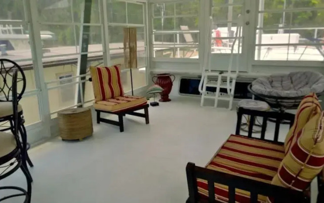 Bayou Rehab Houseboat Rental
