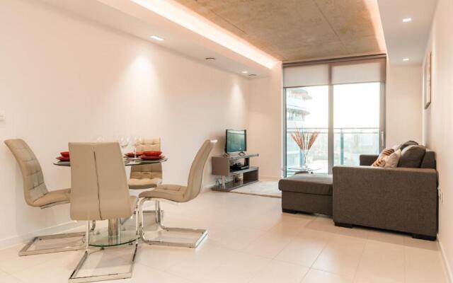 Royal Style Apartment - 5 Mins Walk to Excel London