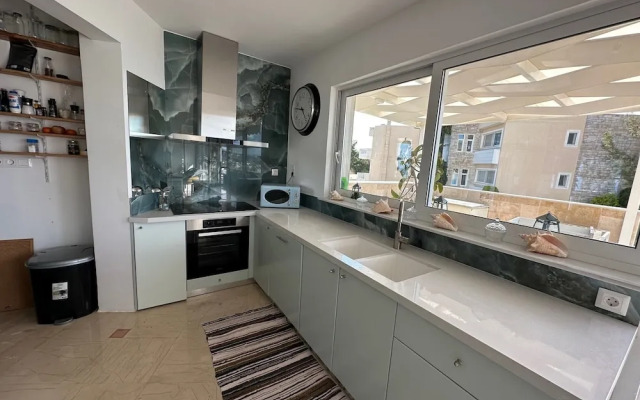 Luxurious 2-bed Seaside Apartment in Saronida
