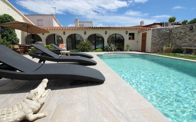 Elegant Holiday Home in Empuriabrava With Pool