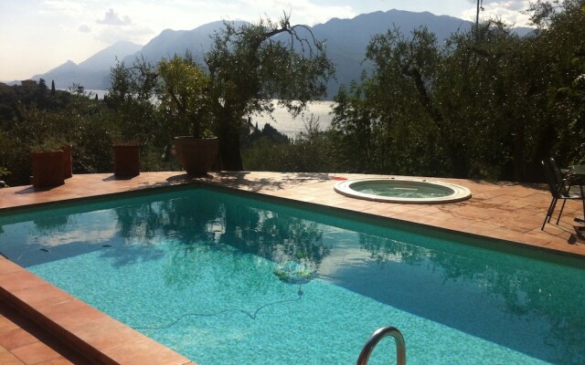 Villa with pool and beautiful lake view
