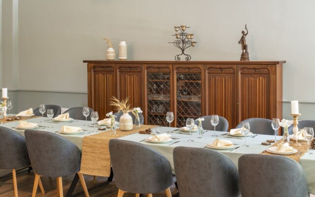Sunolus Vineyard House
