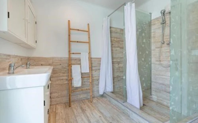 Mom's House Surf & Family