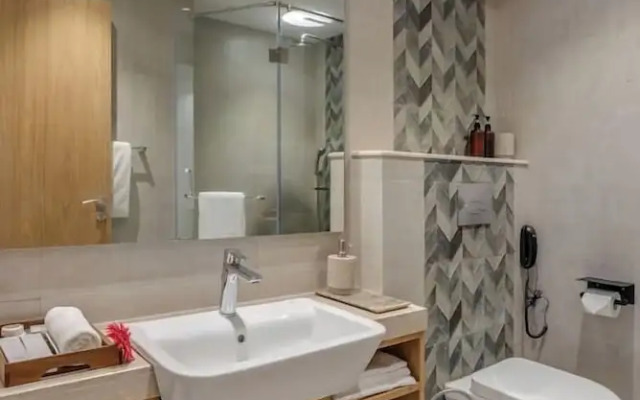 Hidden Gem Luxe Suite w Pool View - 1km to Beach