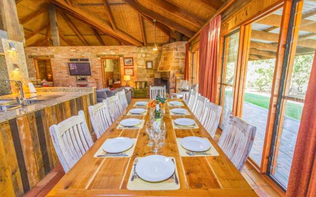 Monkey Place Country House