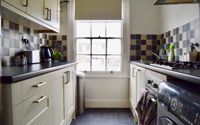 Homely 1 Bedroom Clapham Flat With City Views