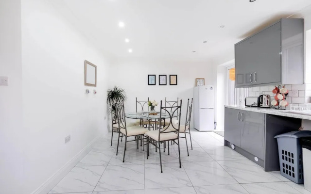 3 Bedroom House with Parking in Windsor